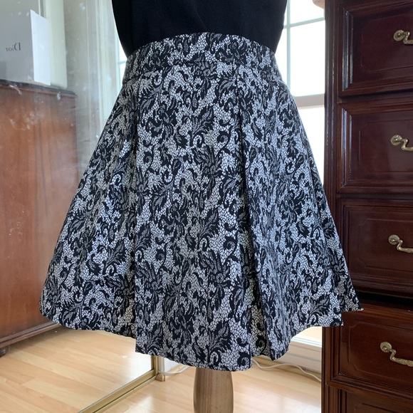 Floral black and white skirt - Picture 1 of 9